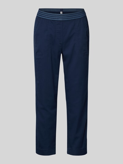Produktfoto, Jogpants mit elastischem Bund Modell 'Sue' von TONI aus dunkelblauem Baumwoll-Mix mit Stretch-Anteil, 3/4-Fit, seitliche Eingrifftaschen, Gesäßtaschen, sichtbare Steppnähte, glatte Oberfläche, Bundweite bei Größe 36: 37 cm, Innenbeinlänge bei Größe 36: 60 cm.