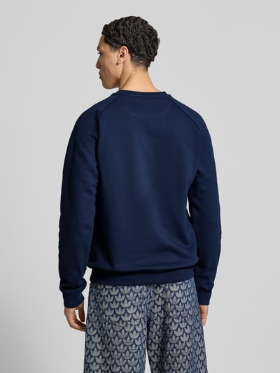 Männermodel trägt Regular Fit Sweatjacke aus Baumwoll-Mix von adidas Originals, unifarben, langarm, gerippt, Ganzkörperansicht Rückansicht