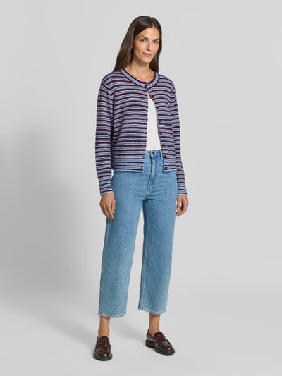 Kobiece model nosi Straight Fit Jeans aus reiner Baumwolle Modell 'Joybird' von American Vintage, jasnoniebieski denim, 5 kieszeni, zapięcie na guzik i zamek błyskawiczny, skrócony krój, Szerokość w rozmiarze 27/32: 38 cm, Długość wewnętrzna nogawki: 65 cm, Ganzkörperansicht von vorne