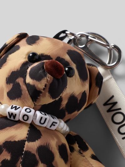 Produktfoto, Charm mit Leo-Print Modell 'Feline Bear' von WOUF mit Logo-Patch, Perlenbesatz und Karabinerverschluss, beige-braune Töne, glatte Stofftextur