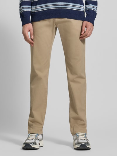Männermodel trägt Schmale Chino mit gerader Silhouette und mittlerer Bundhöhe von REVIEW in Beige, Baumwoll-Elasthan-Mix, Ganzkörperansicht von vorne.