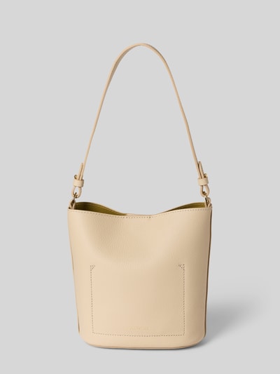 Produktfoto, saszetka 'Pochette mit Schulterriemen Modell 'NIKLA' von Coccinelle w kolorze beżowym, faktura ziarnista, aplikacja z logo, główna przegroda z zapięciem na magnes, szerokość w rozmiarze 1: 24 cm, długość w rozmiarze 1: 20 cm, głębokość w rozmiarze 1: 10 cm, długość paska na ramię w rozmiarze 1: 116 cm