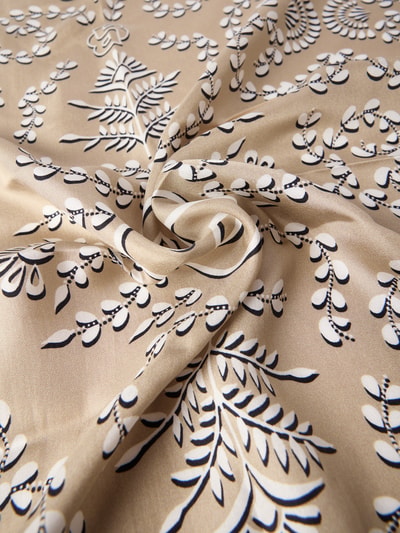 Produktfoto, Tuch aus reiner Seide Modell 'VINCENCY' von BOSS mit floralem Allover-Muster, Twill-Textur, label Patch und Logo-Detail