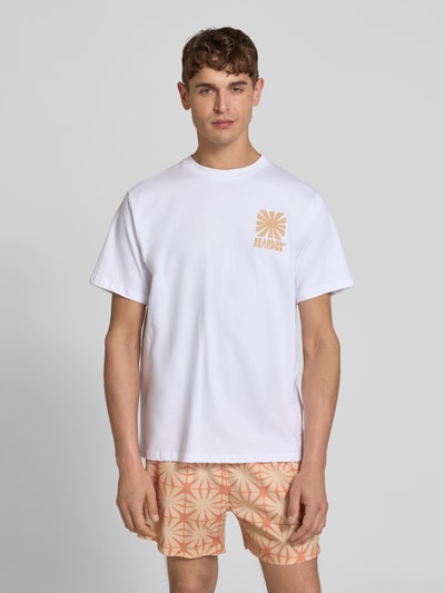 Männermodel trägt T-Shirt mit Label-Print und Rundhalsausschnitt von BOARDIES, weiße Reine Baumwolle, Regular-Fit, Ganzkörperansicht von vorne.