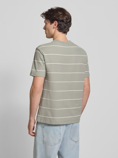 Männermodel trägt ellesse Herren T-Shirt mit Allover-Look, Baumwoll-Mix, Modell 'VERRI', Label-Stitching, Ganzkörperansicht Rückansicht.