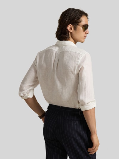 Männermodel trägt Slim Fit Freizeithemd aus reinem Leinen von Polo Ralph Lauren, unifarben, langarm, Ganzkörperansicht Rückansicht