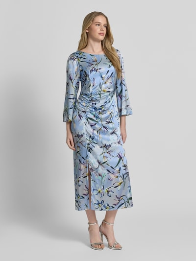Frauenmodel trägt Midikleid aus Seiden-Mix mit Raffungen von Marc Cain, taillierter Schnitt, florales Muster in Pastellfarben, Ganzkörperansicht von vorne, Rückenlänge 120 cm, Rundhalsausschnitt, Stretch-Anteil, Brustweite 43 cm, Ärmellänge 51 cm, Rückseitiger Reißverschluss.