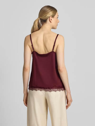 Vrouwenmodel draagt bordeauxrood top met kant, materiaalmix met stretch, recht model, Model 'BICCO' van FREE/QUENT, ruglengte maat S 41 cm, Ganzkörperansicht Rückansicht