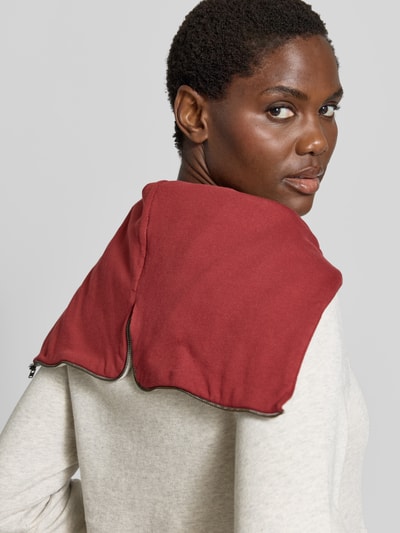 Frauenmodel trägt Hoodie aus reiner Baumwolle von KENZO in Hellgrau mit kontrastiv roter Kapuze, Känguru-Tasche und Label-Print, Ganzkörperansicht Rückansicht.
