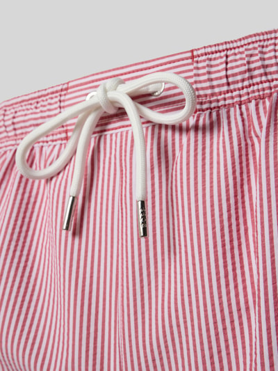 Productfoto, zwembroek met tunnelkoord model 'VELVETFISH' van BOSS, all-over streepmotief in rood-wit, elastische boord, steekzakken, achterzak, applicatie met labelstitching
