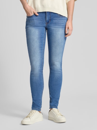 Frauenmodel trägt Jeans in verkürzter Passform von Buena Vista, Slim Fit, hellblau, 5-Pocket, Baumwoll-Mix, Ganzkörperansicht von vorne.