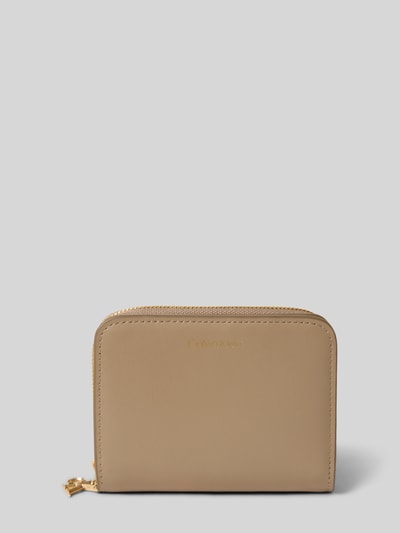 Produktfoto, Portemonnaie mit Label-Detail von CK Calvin Klein aus beigem Echtleder mit Reißverschluss, glatte Textur, Studioaufnahme