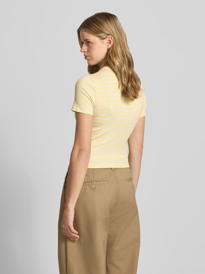 Frauenmodel trägt Slim Fit T-Shirt mit Viskose-Anteil Model: 'LUPE' von ONLY, zartgelb mit weißen Streifen, Damen T-Shirt, Ganzkörperansicht Rückansicht.