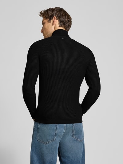 Mannelijk model draagt Rollkragenpullover aus Viskose-Mix in Ripp-Optik van Antony Morato, slim fit, zwart, detail uit context, rugaanzicht
