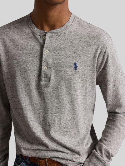 Männermodel trägt Regular Fit Langarmshirt aus reiner Baumwolle von Polo Ralph Lauren, grau-meliert, melierte Struktur, Nahaufnahme Oberkörper.