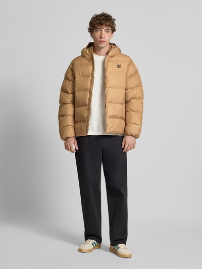 adidas Originals Kurtka pikowana o kroju regular fit z wyhaftowanym logo model ‘Commercial’ Średniobrązowy 1