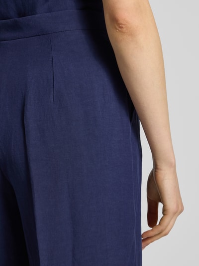 Männermodel trägt Stoffhose aus Viskose-Leinen-Mix Modell 'PERA' von EMME, szerokość w rozmiarze 36: 35 cm, zbliżenie na tył.
