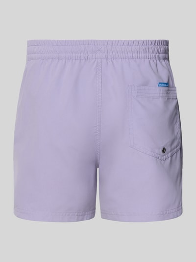 Produktfoto, Regular Fit Badehose mit Logo-Patch Modell 'Everyday' von Quiksilver in Flieder, elastischer Bund, strukturierte Baumwolle.