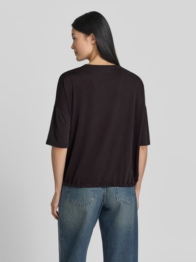 Frauenmodel trägt Damen T-Shirt aus Modal-Mix mit Tunnelzug von Christian Berg Woman in Schwarz, Relaxed-Fit, Rückenlänge 55 cm, Ganzkörperansicht Rückansicht.
