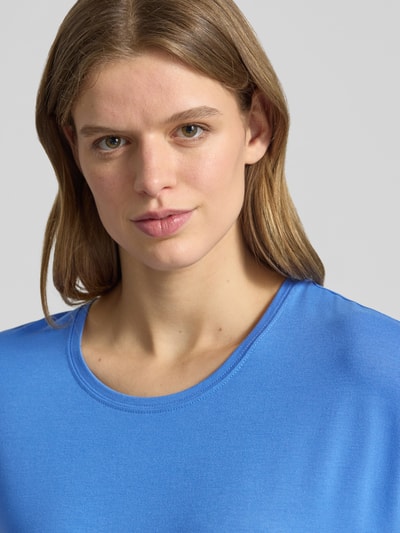 Frauenmodel trägt Regular Fit Damen T-Shirt aus Viskose-Mix Modell 'MOSTER' von Only, Optik: Unifarben, Nahaufnahme Oberkörper.