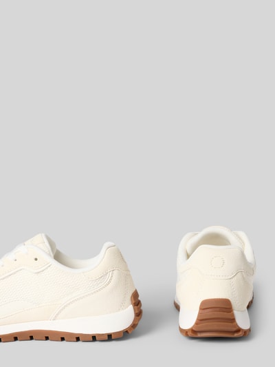 Productfoto, Low Top Sneaker aus Leder-Textil-Mix van Marc O'Polo in effen gebroken wit, afgeronde neus, platte zool, labelprint, vetersluiting, profielzool, suède en mesh textuur