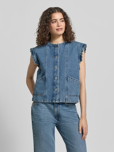 Kobiece modelka nosi Jeansweste mit Eingrifftaschen von Jake*s Casual, krój regular fit, okrągły dekolt, listwa guzikowa, wpuszczane kieszenie, falisty brzeg, długość tyłu w rozmiarze 36: 56 cm, szerokość w rozmiarze 36: 48 cm, stylizacje casualowe, niebieski denim, tekstura dżinsu, całkowity widok z przodu