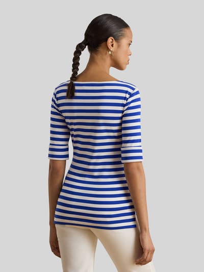 Frauenmodel trägt Slim Fit T-Shirt aus Baumwoll-Mix von Lauren Ralph Lauren, blau-weiß gestreift, Logo-Stitching, Ganzkörperansicht Rückansicht.