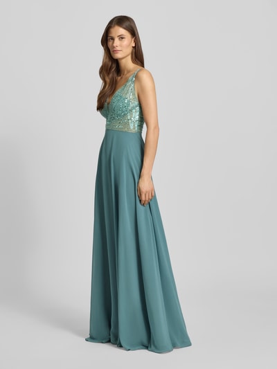 Frauenmodel trägt Abendkleid mit Herz-Ausschnitt von Jake*s Cocktail, türkis, taillierter Schnitt, Paillettenbesatz, Ganzkörperansicht von vorne