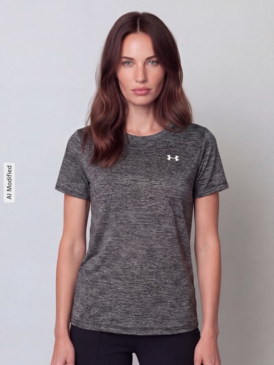 Frauenmodel trägt Loose Fit Sport-T-Shirt mit Logo-Print von Under Armour, meliertes Grau, weiche Textur, Nahaufnahme Oberkörper, KI-modifiziertes Bild. Damen Sport-T-Shirt von Under Armour.