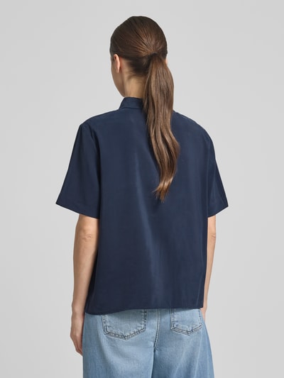 Frauenmodel trägt Relaxed Fit Poloshirt aus Viskose-Mix Modell 'Mindy' von My Essential Wardrobe in Dunkelblau, Ganzkörperansicht Rückansicht.