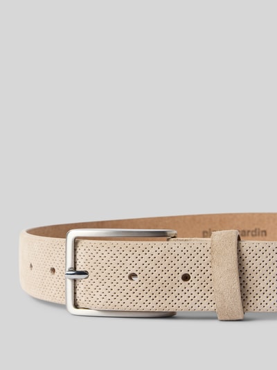 Produktfoto, Gürtel aus echtem Leder in Suede-Optik von Pierre Cardin, beigefarbene Oberfläche mit Allover-Loch-Stitching und silberner Dornschließe, Breite 3 cm.