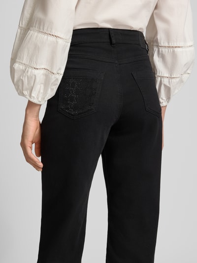 Frauenmodel trägt Feminine Fit Jeans mit Eingrifftaschen von Marc Cain in Schwarz, Baumwoll-Elasthan-Mix, Ganzkörperansicht Rückansicht.