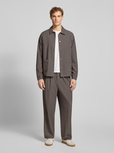 Männermodel trägt Overshirt mit Viskose-Anteil Modell 'ARTO' von Casual Friday, gerader Schnitt, graue glatte Oberfläche, Ganzkörperansicht von vorne.