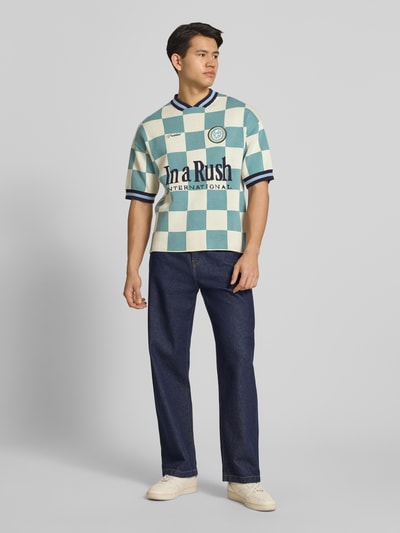 Męski model nosi Strickshirt mit Label-Stitching Modell 'Victory' od PROHIBITED, bawełna, krój relaxed fit, długość tyłu w rozmiarze M: 66 cm, Ganzkörperansicht von vorne.
