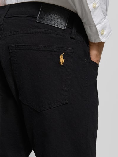 Männermodel trägt Slim Fit Jeans mit 5-Pocket-Design von Polo Ralph Lauren im Baumwoll-Elasthan-Mix, Detailaufnahme Gesäßtasche.