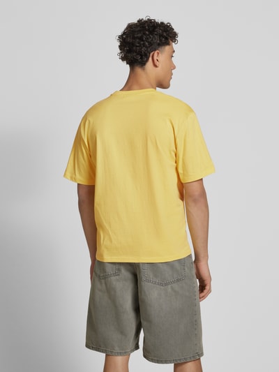 REVIEW T-shirt z wyhaftowanym logo Pastelowy żółty 5