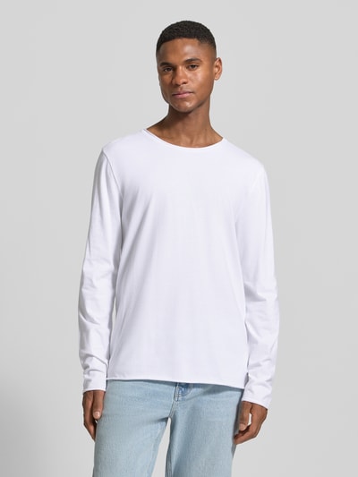 Männermodel trägt Regular Fit Langarmshirt aus reiner Baumwolle Modell 'JAAMES' von Armedangels, unifarben, Frontansicht, Nahaufnahme Oberkörper.