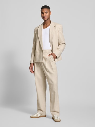 Mężczyzna-model nosi Relaxed Fit Stoffhose mit Gürtelschlaufen von JAKE*S STUDIO MEN, beżowy, szerokie nogawki, kieszenie, Szerokość w rozmiarze M: 45 cm, długość wewnętrzna nogawki w rozmiarze M: 77 cm, Ganzkörperansicht von vorne.