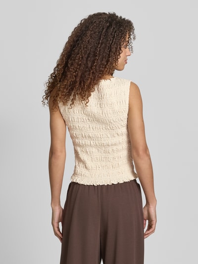 Modelka nosi Top mit Smok-Details und Rundhalsausschnitt von Jake*s Casual, mieszanka bawełny, dopasowany krój, okrągły dekolt, długość tyłu w rozmiarze 38: 51 cm, kremowy i brązowy, tekstura marszczona, całkowity widok z tyłu.
