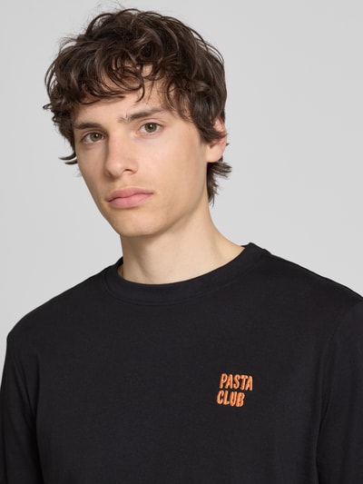 Männermodel trägt T-Shirt mit Stitching Modell 'KAAN' von Blend, schwarze Baumwolle, Rundhalsausschnitt, Nahaufnahme Oberkörper.