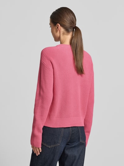 Frauenmodel trägt Slim Fit Pullover aus reiner Baumwolle von Jake*s Casual in kräftigem Pink mit gerippter Textur, Ganzkörperansicht Rückansicht.