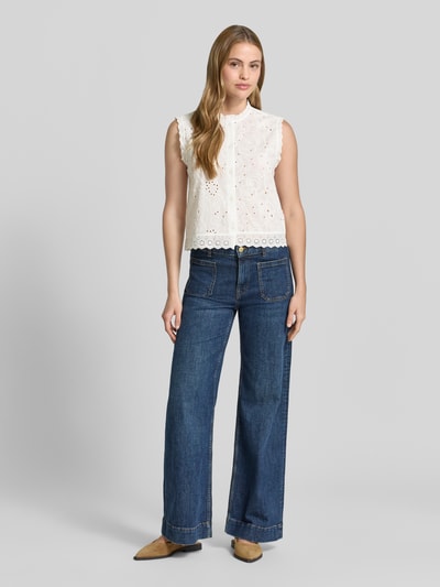 Frauenmodel trägt Relaxed Fit Blusentop aus reiner Bio-Baumwolle Modell 'EMILY' von Vero Moda, efekt: jednolity kolor, haft angielski, okrągły dekolt, listwa guzikowa, bez rękawów, bawełna ekologiczna, Ganzkörperansicht von vorne.