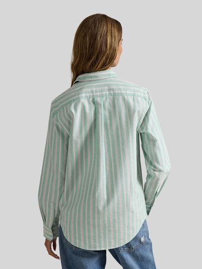Männermodel trägt Regular Fit Hemdbluse aus reiner Baumwolle von Polo Ralph Lauren, wzór w paski, kołnierzyk koszulowy, wyhaftowane logo, długi rękaw, mankiety, wykończenie Oxford, bawełna, Ganzkörperansicht Rückansicht
