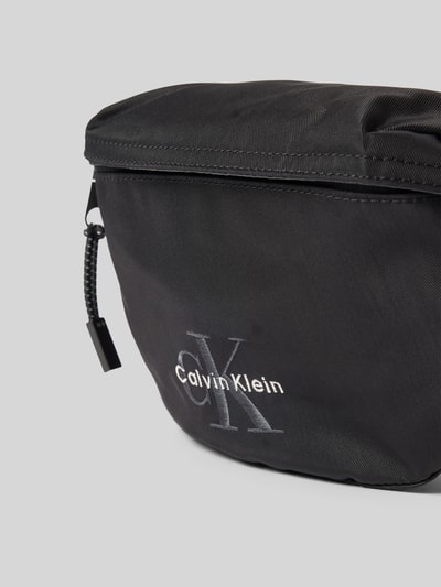 Produktfoto, czarna Bauchtasche mit Label Stitching Modell 'BOLD WAISTBAG' od CK Calvin Klein, widoczna faktura materiału