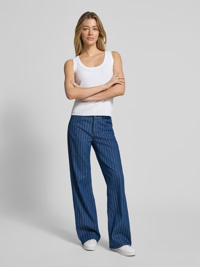 Frauenmodel trägt Jeans im Allover-Look Modell 'Liz' von Angels aus Baumwoll-Mix mit Stretch-Anteil in Blau mit Streifen, Wide Leg, Ganzkörperansicht von vorne.