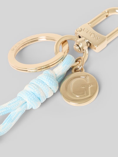 Productfoto, dames sleutelhanger met logo-detail van Guess, goudkleurige metalen delen, karabijnhaak, motiefdetail, sleutelring