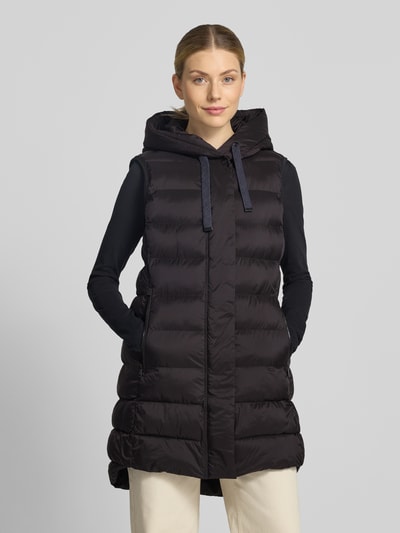 Vrouwenmodel draagt Regular Fit bodywarmer in stiksels van FUCHS SCHMITT, capuchon met tunnelkoord, Steekzakken met ritssluiting, Ruglengte bij maat 36: 77 cm, Schouderbreedte bij maat 36: 41 cm, Borstwijdte bij maat 36: 51 cm, Ganzichaansicht van voren.