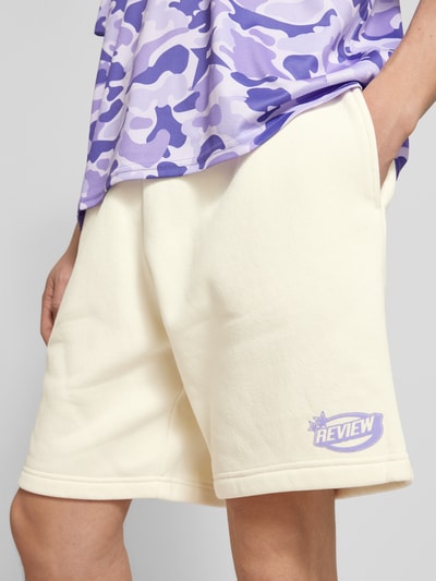 REVIEW Regular Fit Sweatshorts mit Label-Print Ecru 3