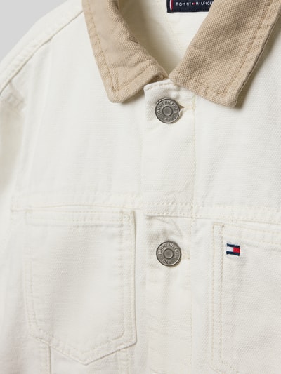 Productfoto, 'Oversized Jeansjacke aus reiner Baumwolle' van Tommy Hilfiger Teens in effen wit denim met beige kraag, borstzakken, knoopsluiting, logo-applicatie, rugpas, lange mouwen met manchetten, zijzakken, materiaal van puur katoen, detailopname