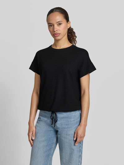 Frauenmodel trägt Damen T-Shirt von OPUS Regular Fit T-Shirt aus Viskose-Mix Modell 'Solke' mit Strukturmuster und Tunnelzug, Ganzkörperansicht von vorne.